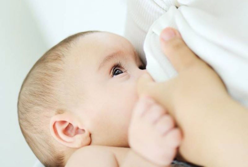اگر نوزاد شیر مادر نخورد چه کنیم؟