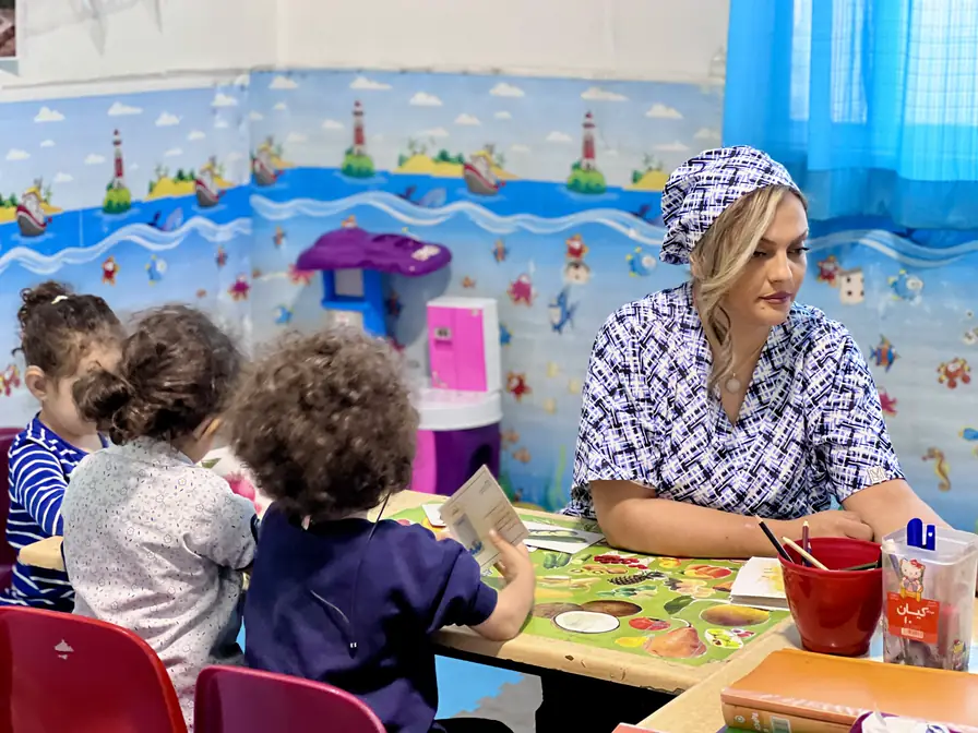 فعالیت گروهی کودکان همراه مربی